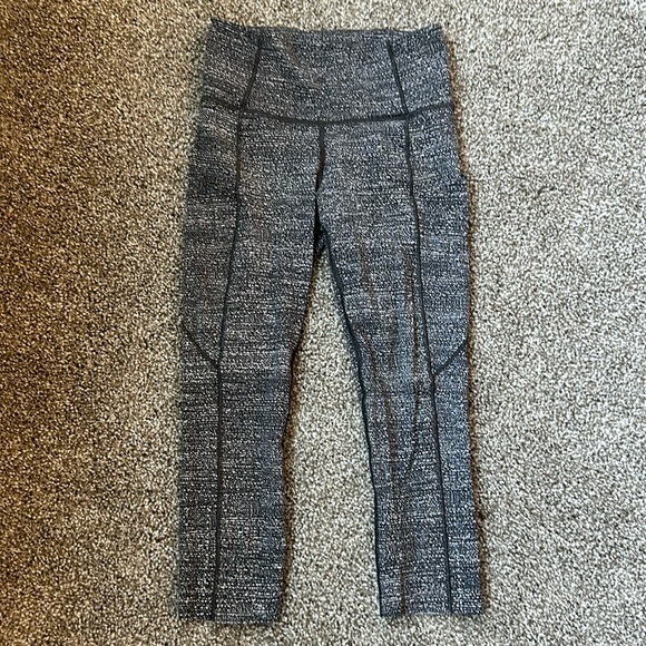 lululemon athletica Pants - Lululemon Cyclebar Capris - size 4